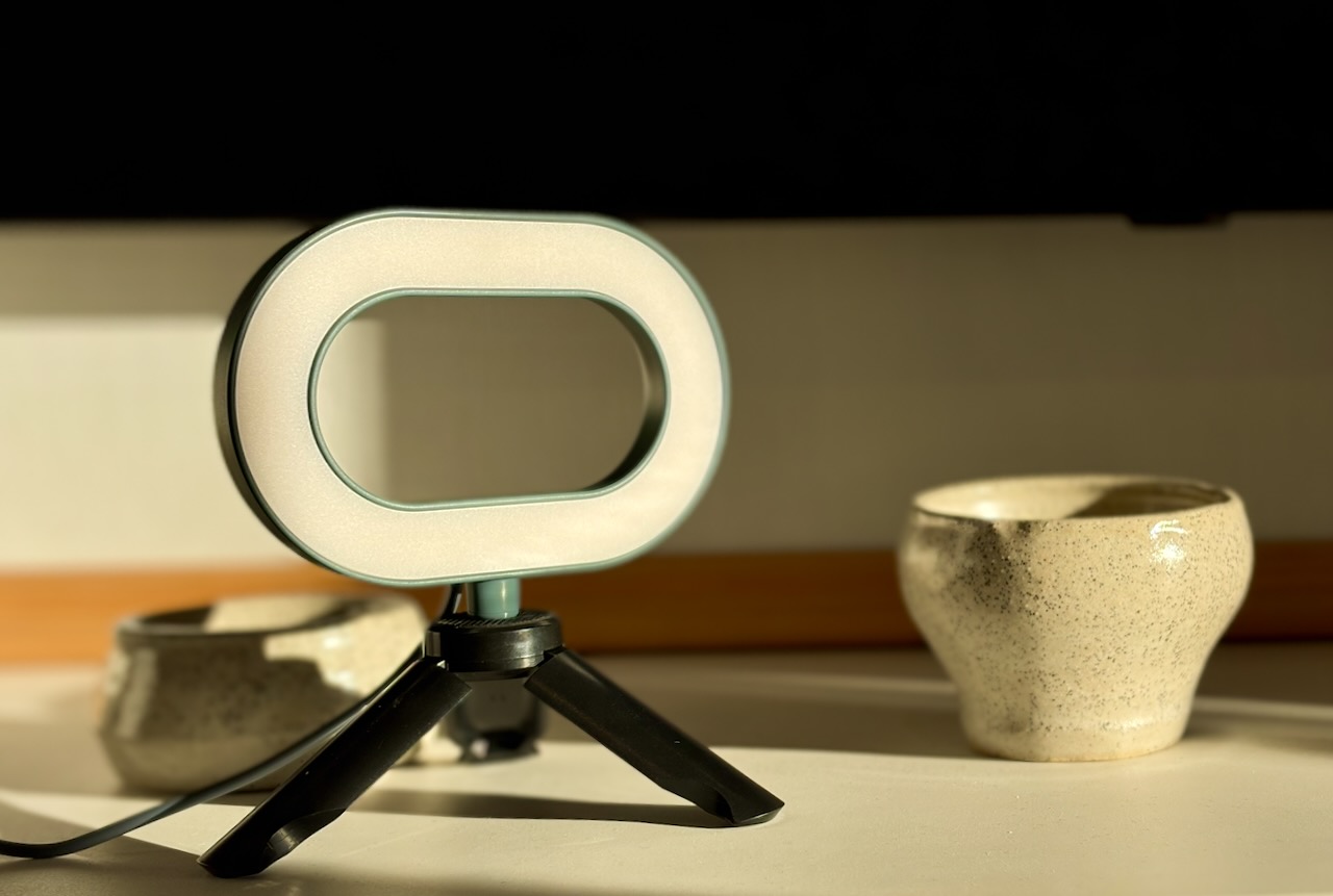 IKEA STÄNKREGN LED ring lamp attached to a small camera tripod
